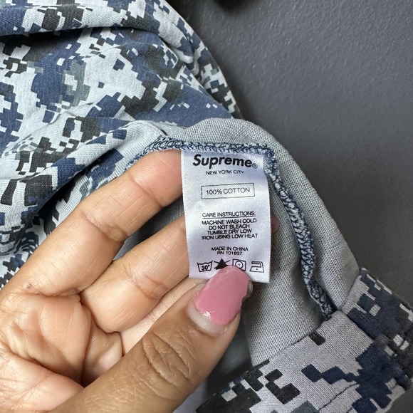 Supreme Men's Navy Digi Camo Short Sleeve Pocket Tee Size Large - Picture 7 of 8